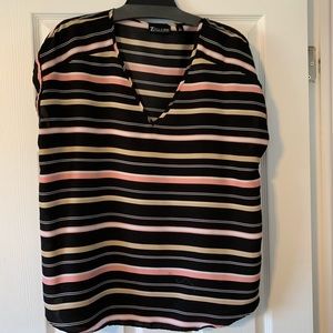 🌎 2/$18 New York and Company shirt